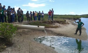 Na terça-feira (22), Dia Mundial da Água, houve uma ação na foz do Rio Pratagy ministrada pelo técnico da Semarh, Bruno Stefanis, para analisar a qualidade da água.