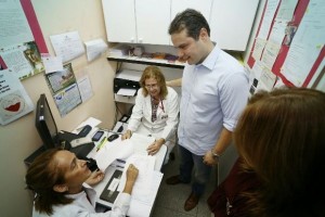 Governador cumprimenta funcionários do Hemocentro de Arapiraca e assina ordem de serviço do hospital, em ação ocorrida nesta segunda-feira (25).