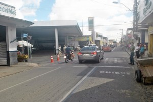 Há cones reflexivos na via e o trânsito está sendo monitorado por agentes de autoridade de trânsito (AAT) para orientar os condutores que trafegam pelo local. 