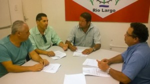 representantes das Secretarias Municipais de Saúde (Sesau), Infraestrutura (Seinf), Meio Ambiente e Recursos Hídricos (Semar) e de Defesa Civil.