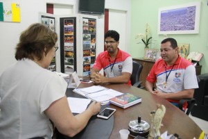 Nesta terça-feira (26), a prefeita Célia Rocha (PTB) recebeu os representantes do Sesc Arapiraca, Felipe Dules e Marcelo André, e assinou o documento confirmando a participação do município no evento.