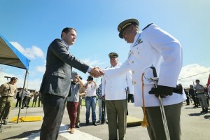 Governador Renan Filho saúda o novo comandante da Polícia Militar, coronel Marcos Sampaio; solenidade ocorreu nesta quinta-feira (7) com aposta do chefe do Executivo em alagoanos para comandar segurança pública.