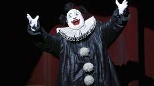 “Um corcunda cantando …. Por que não? …. Eu acho que é esplêndido para mostrar esse personagem exteriormente deformado e ridículo, e interiormente apaixonado e cheio de amor” (Guiseppe Verdi).