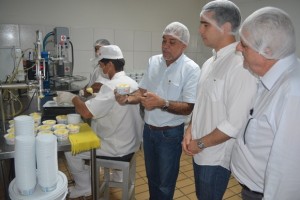 Presidente da Desenvolve, Rafael Brito, durante visita nesta quarta-feira (25) às instalações da Cooperativa Pindorama, no município de Coruripe.