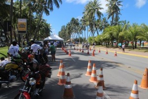 Detran promoveu ação no domingo (15) na 'Rua Fechada', em Pajuçara, para conscientizar motociclistas sobre programa Condução Segura.