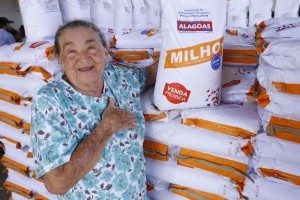 Dona Isabel Moreira, do Sítio Piãozinho, zona rural de Santana do Ipanema, foi a primeira a receber as sementes nesta sexta-feira (13) na distribuição a 53 municípios; governador Renan Filho participou da entrega.