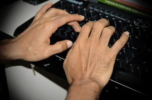 Com o e-SUS as Unidades Básicas de Saúde (UBS) podem manter prontuários eletrônicos com os dados de seus usuários, possibilitando a redução do tempo de espera dos pacientes por atendimento.