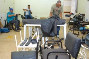 A Coordenação Geral de Administração (CGA) organizou uma oficina, dentro do PAM Salgadinho, onde está sendo recuperada boa parte do mobiliário usado nas unidades de saúde que passam por reformas, inclusive as do próprio PAM.