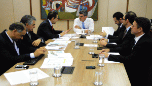 Ministros Henrque Eduardo Alves (primeiro à esquerda) e Romero Jucá (centro).