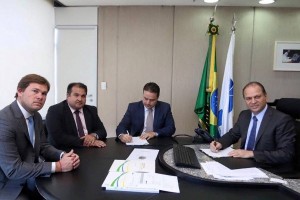Documento de repasse dos recursos foi assinado nesta quarta-feira (8), em Brasília 