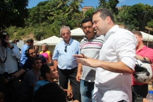 Secretário Joaquim Brito (esq.) observa o governador Renan Filho durante ação do Estado na Gota da Iraci.