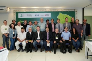 Carlos Dias (1º a esquerda) durante reunião ordinária do Fórum, em Minas Gerais.