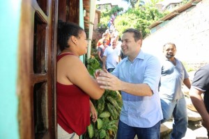 Governador Renan Filho andou por ruas e conversou com moradores ao levar mais dignidade aos habitantes da Grota do Novo Mundo neste sábado (18) dentro do Programa 'Pequenas Obras, Grandes Mudanças'