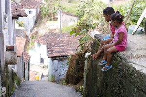 Nesta quinta-feira (9), foi a vez da comunidade da Grota da Iraci, onde moram mais de mil pessoas.