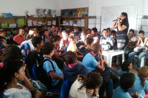 Psicóloga fala sobre violência sexual para alunos da escola Padre Pinho, durante palestra na terça-feira (14)