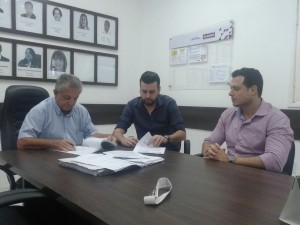 Ato de assinatura do novo programa Frente do Emprego com o secretário Joaquim Brito (esquerda)