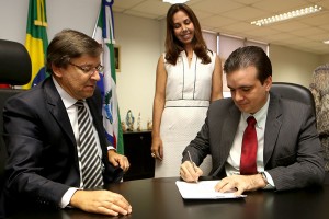  Juiz André Avancini assinou termo de posse na manhã desta quinta-feira (21)