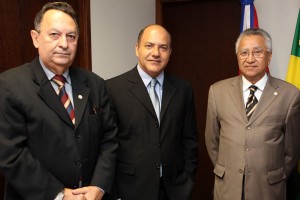 Decisão é do juiz Luciano Andrade de Souza (ao centro)