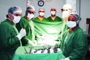 Cirurgião Oscar Ferro (de óculos) e equipe em cirurgia na Santa Casa.