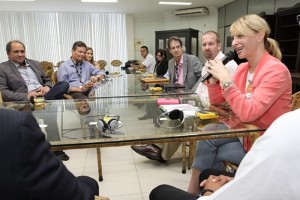 O início das ações concretizadas pela parceria do Sebrae em Alagoas com o Consulado Geral dos Estados Unidos, no Recife, firmada no fim de 2015, foi marcado por uma reunião realizada nessa quinta-feira (28), na sede do Sebrae, em Maceió. Em pauta, estiveram assuntos pertinentes ao desenvolvimento das startups alagoanas, bem como a atração de capital norte-americano para empresas de tecnologia de Alagoas. Victoria Silchenko, fundadora do Metropole Capital Group e especialista em financiamento e desenvolvimento de pequenas e médias empresas do segmento de Tecnologia da Informação (TI), ressaltou que gostaria de conhecer em detalhes os projetos e casos de sucesso das empresas de TI do estado, elogiando a integração entre o Sebrae em Alagoas, a Secretaria de Estado do Desenvolvimento Econômico e Turismo (Sedetur), a Secretaria de Estado da Ciência, da Tecnologia e da Inovação (Secti) e a Associação das Empresas Brasileiras de Tecnologia da Informação, Software e Internet de Alagoas (Assespro/AL). Na oportunidade, a economista americana também destacou a importância da parceria com o Consulado para o desenvolvimento de polos como o Tecnológico da Informação, Comunicação e Serviços, que está em fase de construção em Maceió, no bairro de Jaraguá. “Que nós possamos inspirar as empresas daqui a tomar diferentes direções. Já pude ver que o Governo e o setor privado trabalham juntos nas ideias daqui, o que é bastante positivo. Gostaríamos de fazer mais esse tipo de parceria por lá. Trabalho com inúmeras startups nos Estados Unidos e em países europeus, e digo: o Brasil tem mais de 200 milhões de habitantes, é um país forte e também poderá ter polos com impacto não somente para a economia local, mas também para a global”, afirma Victoria Silchenko. Marcos Vieira, superintendente do Sebrae em Alagoas, ressaltou as expectativas em relação à parceria com o Consulado Geral dos Estados Unidos no Recife. “Esperamos que essa união possa render bons frutos para as nossas empresas, como mais qualificação e recursos. Estamos ávidos para saber em que podemos avançar e para conhecer mais possibilidades de relação e negociação entre as empresas daqui e as norte-americanas”, declara. De acordo com Pablo Viana, secretário de Estado da Ciência, da Tecnologia e da Inovação, com a conclusão do Polo Tecnológico da Informação, Comunicação e Serviços, as empresas americanas poderão ajudar a gerar novos casos de sucesso, como os da Hand Talk e Ilhasoft. “Essa parceria vai ajudar a viabilizar formas de financiamento para as nossas startups e fomentar ideias que se transformarão em casos de sucesso como os que já temos aqui. Esse é um caminho muito viável. Vamos transpor os obstáculos e, com o advento do Polo, vamos oferecer uma estrutura para atração do capital privado”, explica Pablo. Victoria Silchenko em Maceió Após a reunião, Victoria Silchenko visitou duas das principais empresas alagoanas do segmento de TI, a Hand Talk, que teve seu aplicativo eleito pela Organização das Nações Unidas (ONU) como a melhor ferramenta social do mundo, e a Ilhasoft, conhecida por desenvolver aplicativos que o Fundo das Nações Unidas para a Infância (Unicef) utiliza em todo o mundo. Ainda nessa quinta-feira, a economista Victoria Silchenko ministrou, na sede do Sebrae em Alagoas, a palestra ‘Como os brasileiros podem aproveitar capital americano’, para informar e sensibilizar o público alagoano do segmento digital e de startups sobre as oportunidades disponíveis nos Estados Unidos e que poderão ser acessadas por empresas locais. Sobre a especialista Além de fundadora do Metropole Capital Group, que aconselha empreendedores globais, Victoria Silchenko é criadora e produtora de um fórum primordial e único que une os mundos de financiamento alternativo e tradicional, o Global Alternative Funding Forum - Fórum Global de Financiamento Alternativo, que fomenta o empreendedorismo pelo mundo. Também é membro da diretoria de quatro entidades: Los Angeles Venture Association, The California Stock Xchange, TradeUpFund.com & Journal of Disruptive Finance (UK). Ela é uma economista que se tornou uma empreendedora conhecida por estar à frente dos futuros modelos de financiamento, contribuindo para a reconfiguração de mercados de capitais por meio da orientação e educação de outros empreendedores. Victoria colabora, ainda, com artigos para o Huffington Post e Los Angeles Business Journal. Também já foi entrevistada por diversos veículos de mídia, como Forbes, CrowdfundInsider, e Equities.com. Silchenko foi convidada à Casa Branca e cúpulas da ONU em reconhecimento aos seus esforços, e reconhecida pelo Los Angeles Business Journal como uma Mulher que Faz a Diferença 