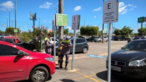Estacionar em vagas destinadas a idosos e pessoas com deficiência é uma infração prevista no inciso XX do artigo 181 do Código de Trânsito Brasileiro (CTB) 