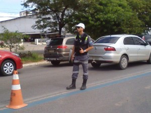 Trânsito no Trapiche da Barra será ordenado durante jogo de futebol no domingo (17) 