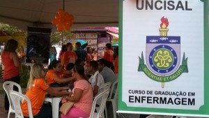 Estudantes de enfermagem da Uncisal aferiram testes de dependência de nicotina, glicemia capilar e pressão na conscientização de combate ao fumo promovido nesta segunda-feira (29)   