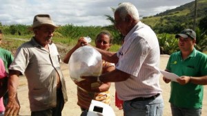 Índígenas da aldeia Wassu Cocal receberam, nessa segunda-feira (29), 12 mil alevinos que irão beneficiar 25 família.