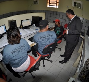 Um dos objetivos do projeto é reduzir o número de inquéritos acumulados nas delegacias; delegado-geral Paulo Cerqueira (ao centro na foto abaixo) é o criador do programa.
