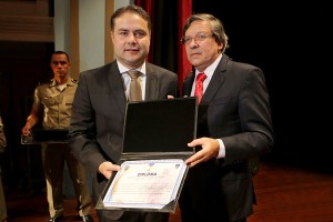 Governador Renan Filho e desembargador João Luiz Azevedo durante a solenidade nesta quinta (25)