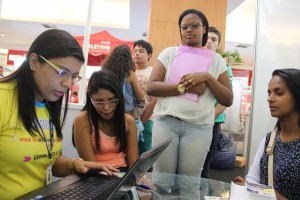 Estudantes Amanda Alves e Gláucia Rodrigues (sentadas à direita) têm esperanças de oportunidades de estágio na área de saúde após participarem da Feira do Emprego.