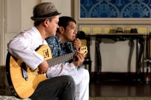 Grupo Nó na Garganta vem com Jan Claudio (violão e voz: música) e Eduardo Proffa (música e voz: poesia).