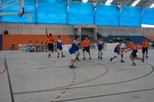 Basquete masculino do Madalena Sofia se classficou às semifinais dos Jogos Escolares e encontrou o pivô Josuel, ex-jogador da seleção brasileira (foto abaixo).