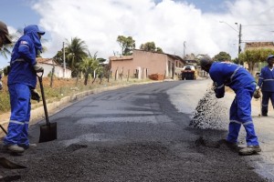 Pró-Estrada tem intuito de recuperar a infraestrutura viária dos municípios alagoanos e beneficiará 40 cidades nesta primeira etapa; governador assinou ordem de serviço em Igaci nesta segunda-feira (5) .