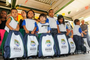 Prefeito Rui Palmeira Entrega Kits Escolares Na Escola Municipal Francisco Melo. Foto:Marco Antônio/Secom Maceió