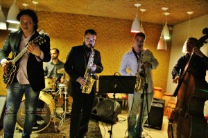 A formação do trio que toca no restaurante Cozinha 110, nesta quinta-feira (22), conta com o astro da bateria Carlos Bala.