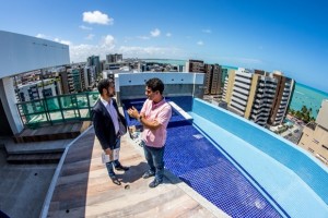 Secretário Helder Lima (à direita) durante visita às obras do condo hotel Intercity Premium, localizado no bairro de Ponta Verde, em Maceió