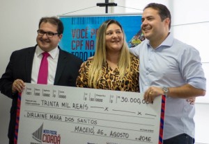 Secretário George Santoro e o governador Renan Filho em um dos sorteios recentes da Nota Fiscal Cidadã: Sefaz contemplará na próxima sexta-feira (14) os consumidores que pedem a nota fiscal.