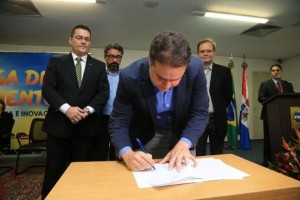 Governador Renan Filho assinou, nesta sexta-feira (14), termos de outorgas científicas que vão investir R$ 4,3 milhões em pesquisa e produção de conhecimento.