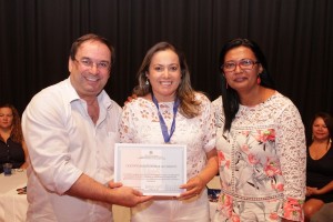 Wilany Felix (meio) recebendo a homenagem do secretário Luciano Barbosa