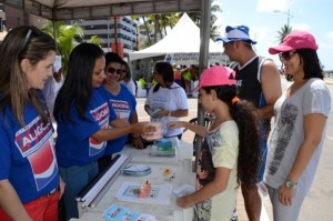 Na ocasião os técnicos do setor de saúde bucal da Secretaria de Estado da Saúde (Sesau) montaram um estande, na parte fechada da praia de Ponta Verde, e realizaram panfletagem, palestras e demonstrações.