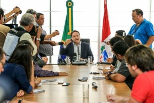 Governador Renan Filho ao anunciar nesta quinta-feira (13) a contratação imediata de professores egressos de concurso público na Educação.