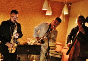 Além do saxofonista, o guitarrista Marcos Tiburtino, o contrabaixista Félix Baigon e o baterista Jarlandson Araújo se apresentam neste sábado (8).