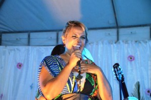 É a primeira vez que a cantora faz esse repertório; estreia em Maceió na terça-feira (11), às 20h30, no restaurante Cozinha 110 