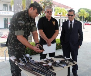 Capitão D. Muller, Nelson Brandão e juiz Antônio Bittencourt durante entrega de armas, nesta quarta (19)