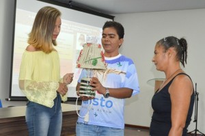 Trabalho de usuários do Caps de Limoeiro de Anadia, que fabricam diversas peças de artesanato, apresentados nesta quarta-feira (16) em evento da Sesau