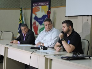 Delegado Thiago prado, ao lado do secretário Lima Júnior, e do delegado-geral da Polícia Civil, Paulo Cerqueira, deu detalhes da operação em coletiva nesta quarta-feira (16) 