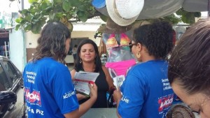 Equipe do Anjos da paz durante busca ativa a dependentes químicos, nesta sexta-feira (18), na Feirinha do Tabuleiro, parte alta de Maceió