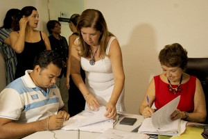  Juíza Ana Florinda (de vermelho) assinando documentação da adoção unilateral