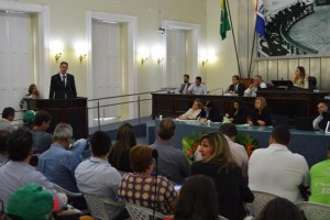 Secretário Antônio Pinaud durante audiência pública na Assembleia Legislativa nesta sexta-feira(4), abaixo com a deputada Jó Pereira, autora do requerimento que resultou na discussão de políticas para agricultura familiar